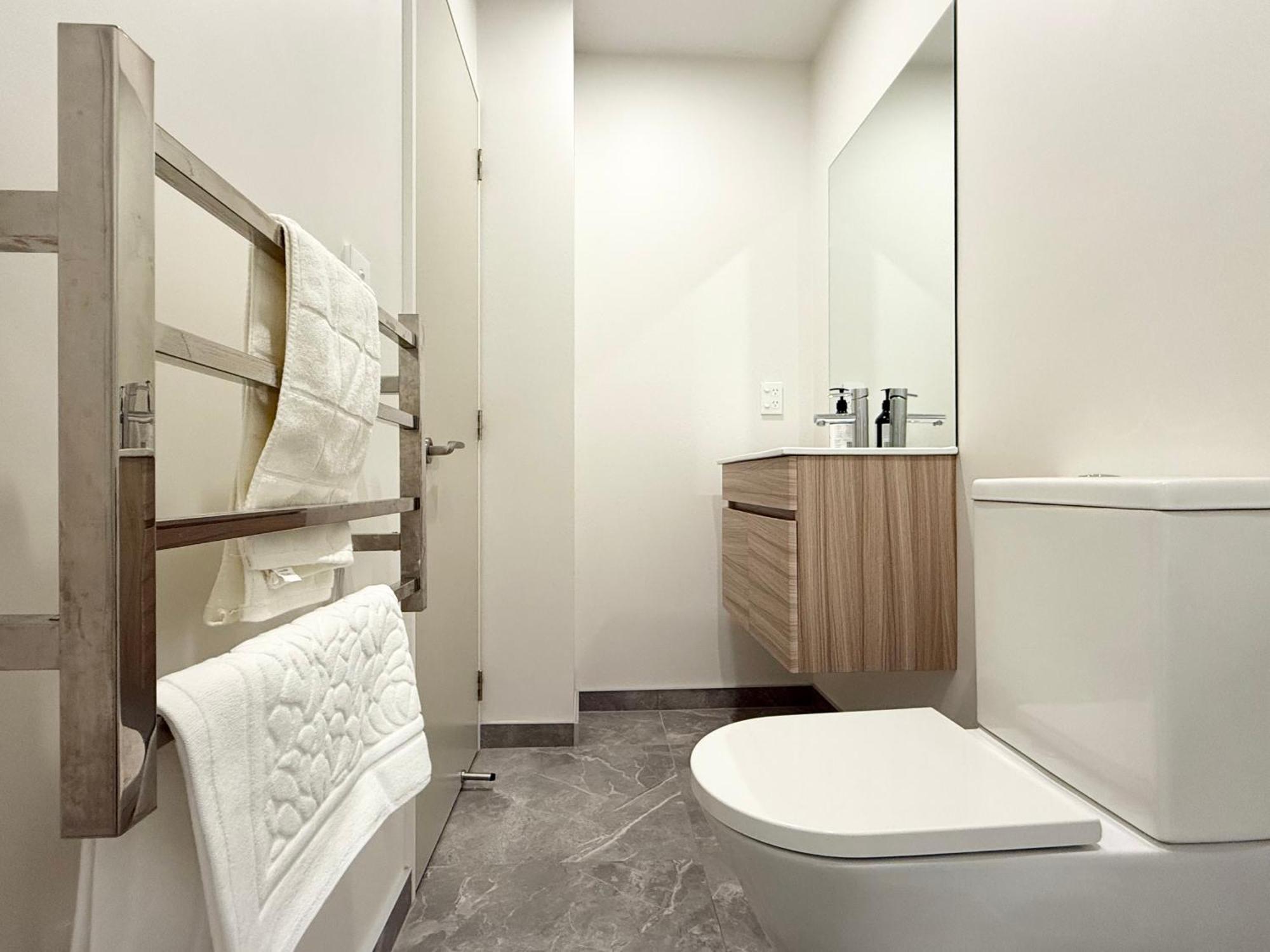 3brm 3 Bathroom Townhouse Free Car Park Apartment Christchurch