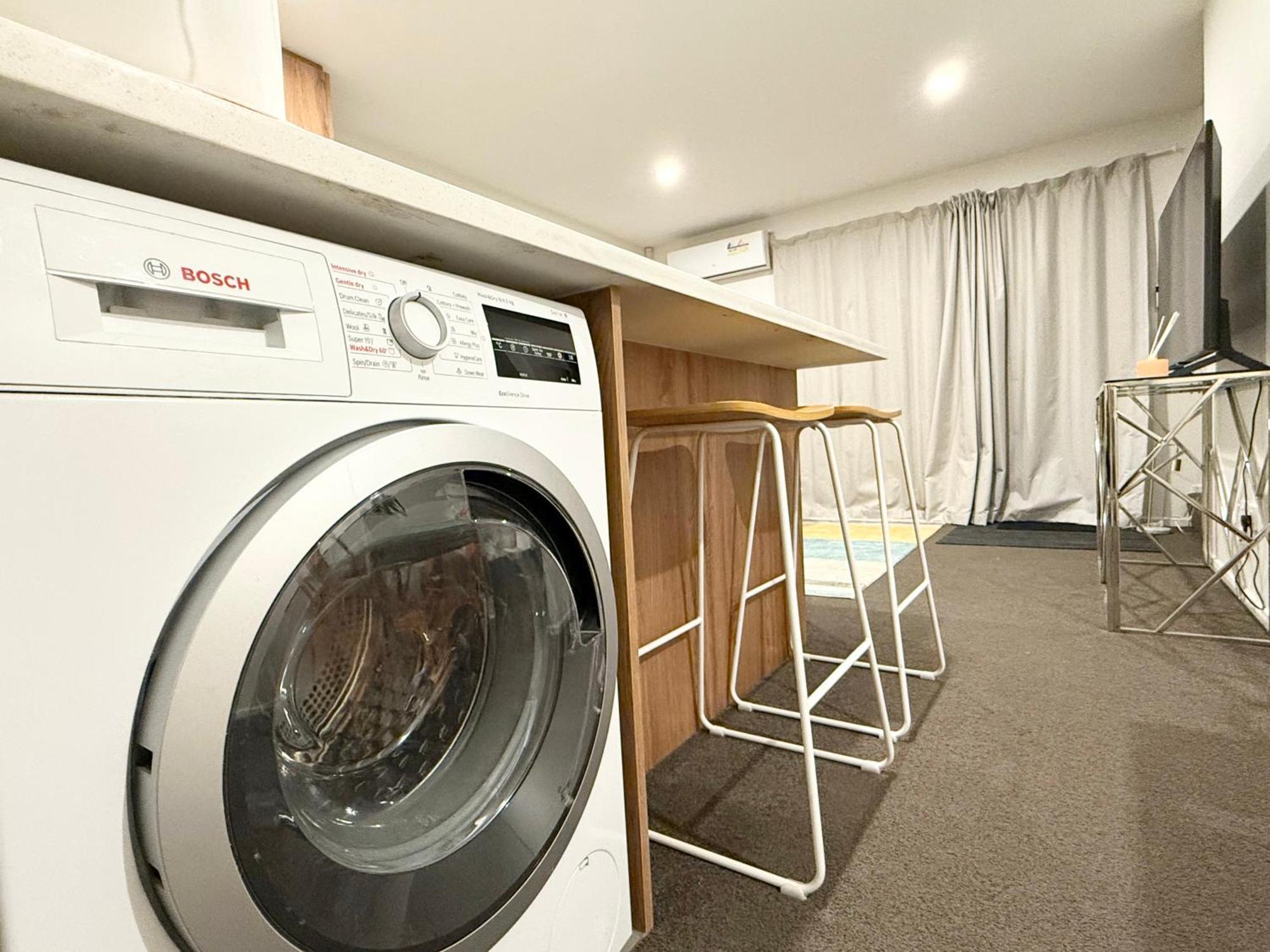 3brm 3 Bathroom Townhouse Free Car Park *