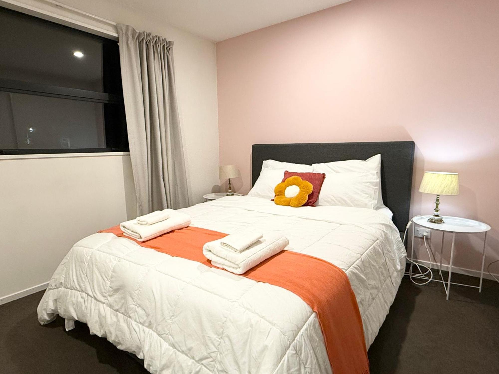3brm 3 Bathroom Townhouse Free Car Park *