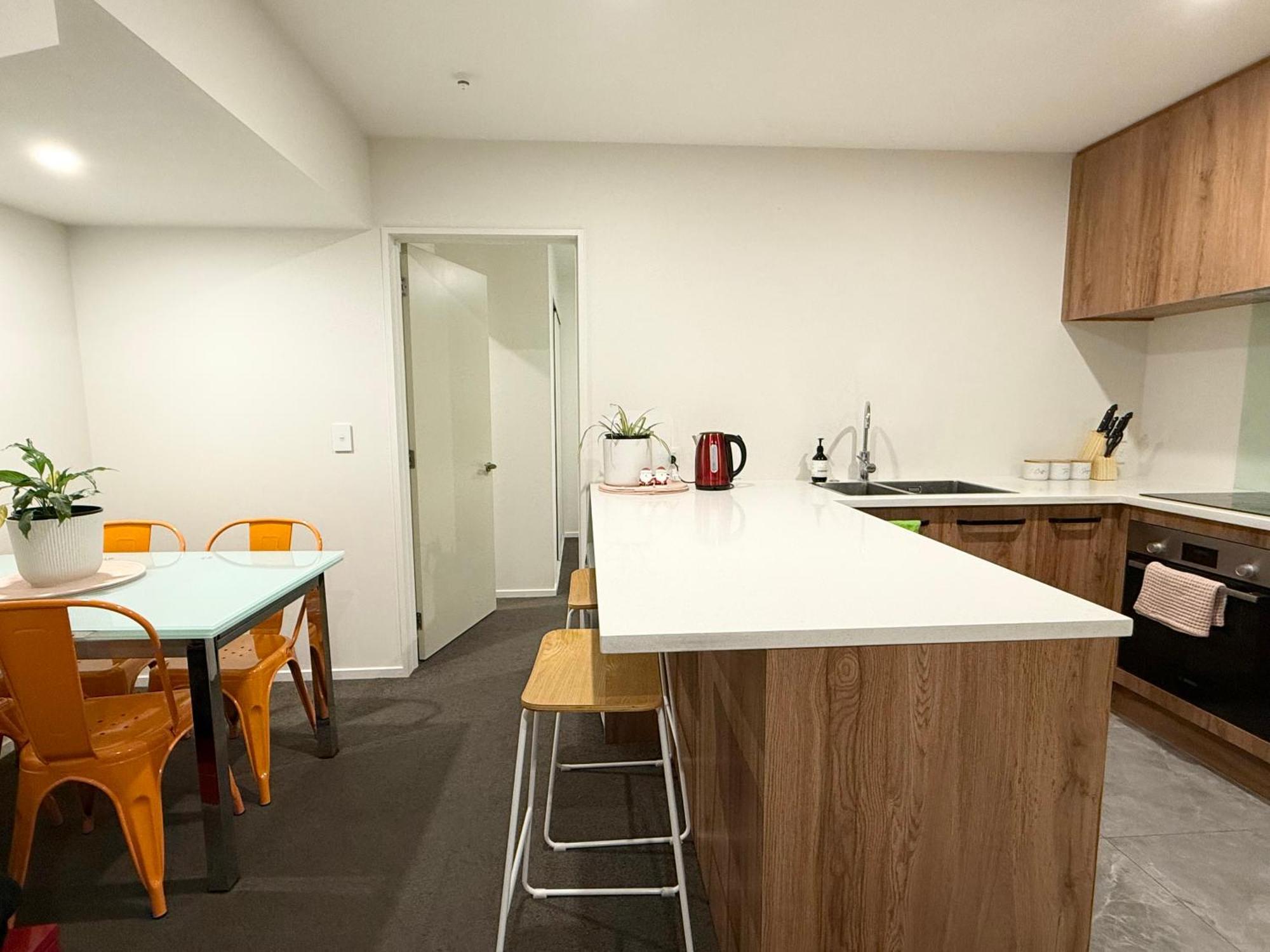 3brm 3 Bathroom Townhouse Free Car Park