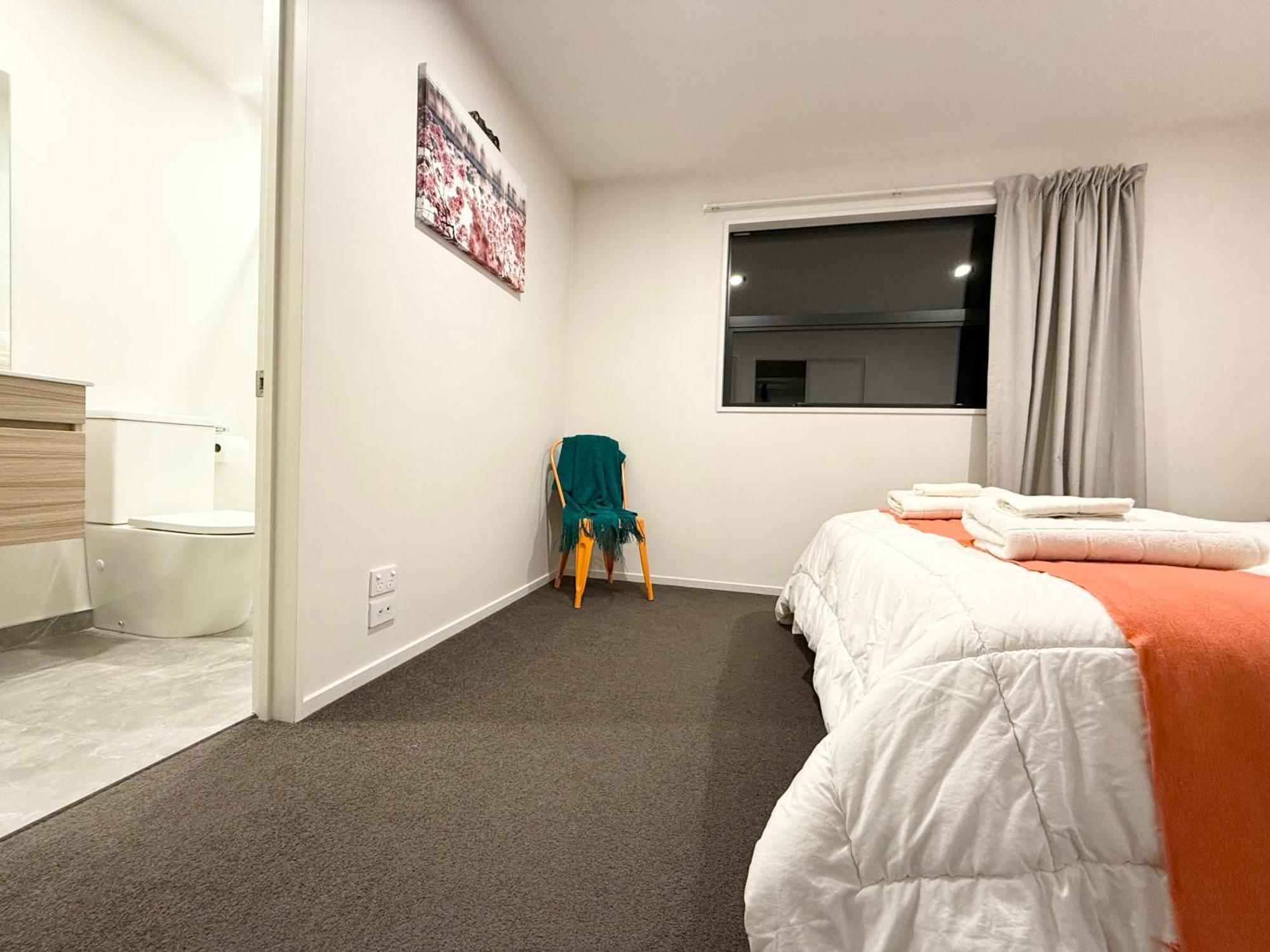 3brm 3 Bathroom Townhouse Free Car Park