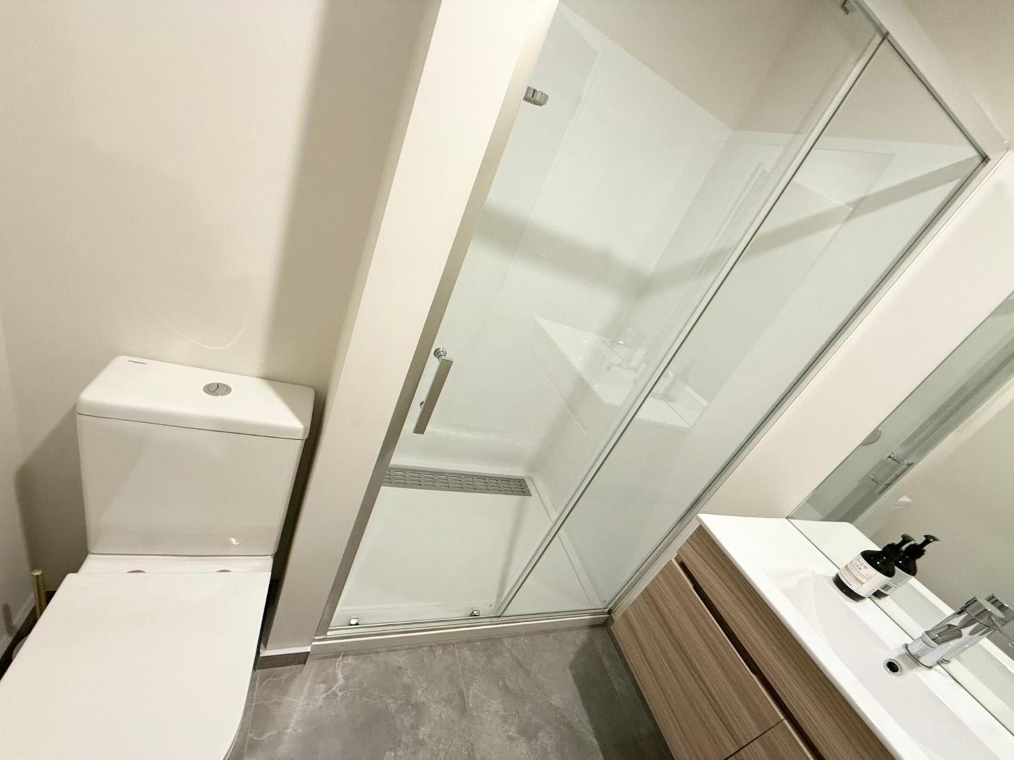 3brm 3 Bathroom Townhouse Free Car Park *