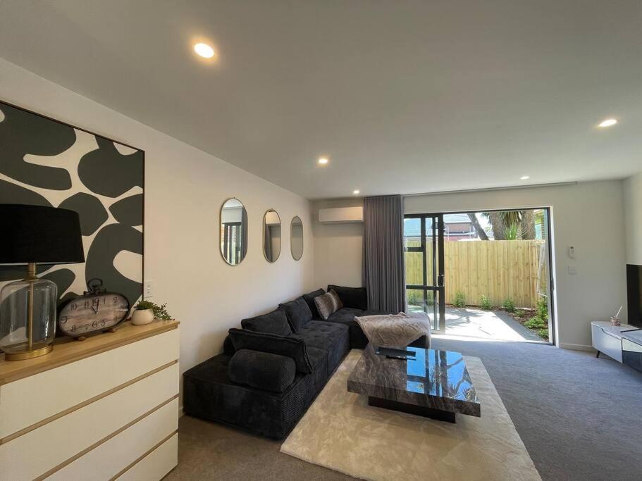 Holiday home Stylish 2 Bed Retreat Close To Cbd With Parking