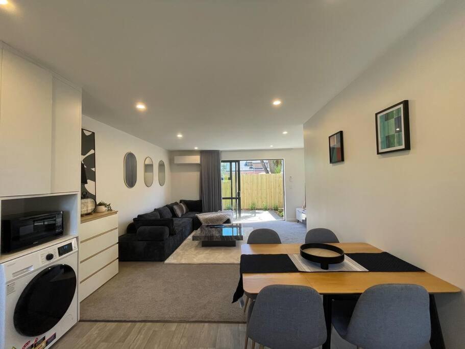 Holiday home Stylish 2 Bed Retreat Close To Cbd With Parking *