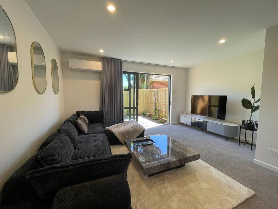 Holiday home Stylish 2 Bed Retreat Close To Cbd With Parking