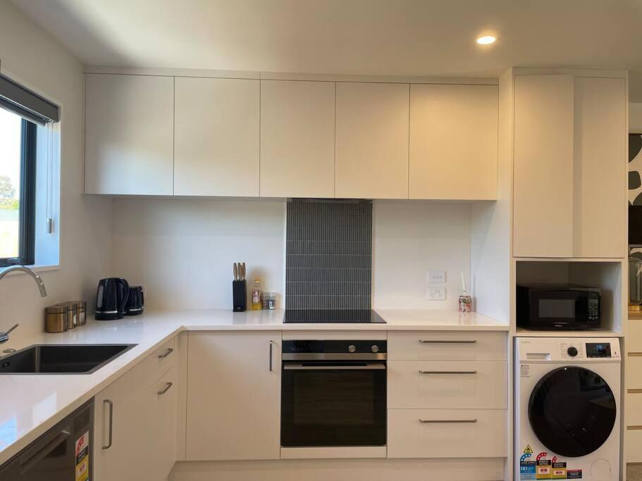 Holiday home Stylish 2 Bed Retreat Close To Cbd With Parking *