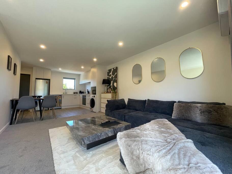 Stylish 2 Bed Retreat Close To Cbd With Parking Holiday home Christchurch