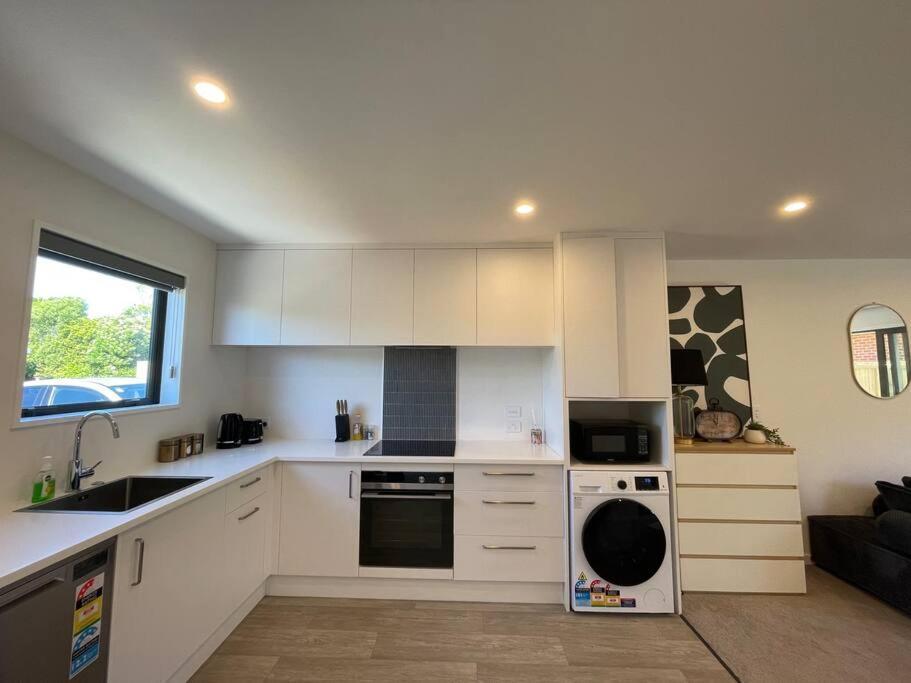 Stylish 2 Bed Retreat Close To Cbd With Parking Holiday home