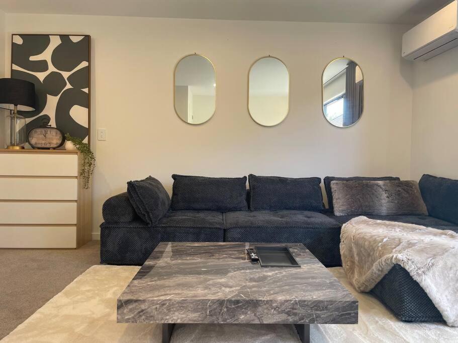 Stylish 2 Bed Retreat Close To Cbd With Parking Holiday home Christchurch