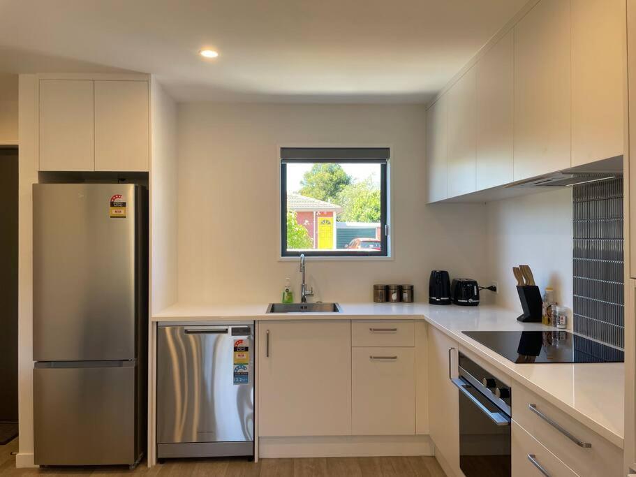 Stylish 2 Bed Retreat Close To Cbd With Parking Holiday home