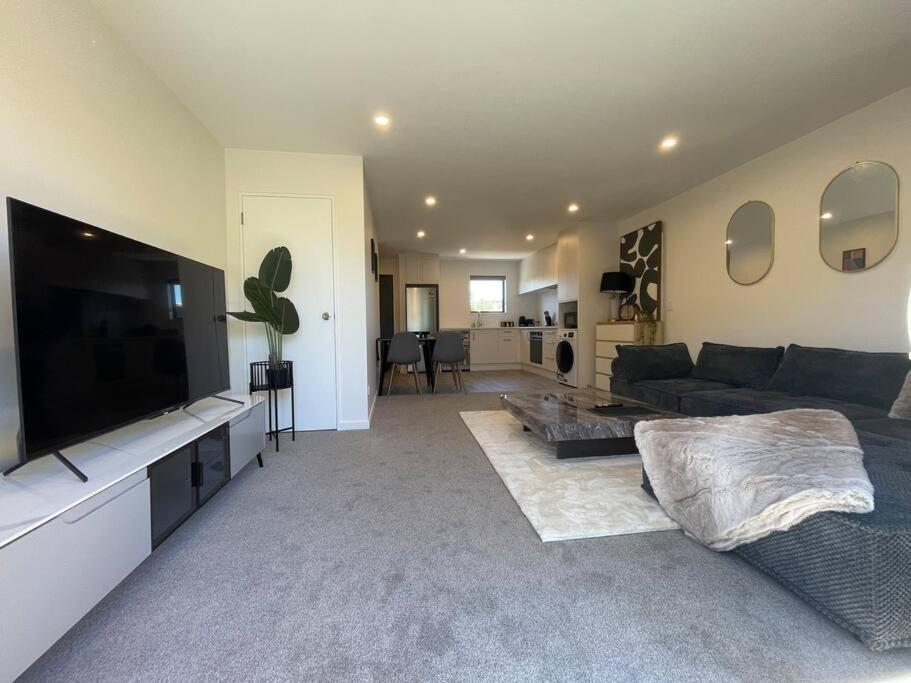 Holiday home Stylish 2 Bed Retreat Close To Cbd With Parking *