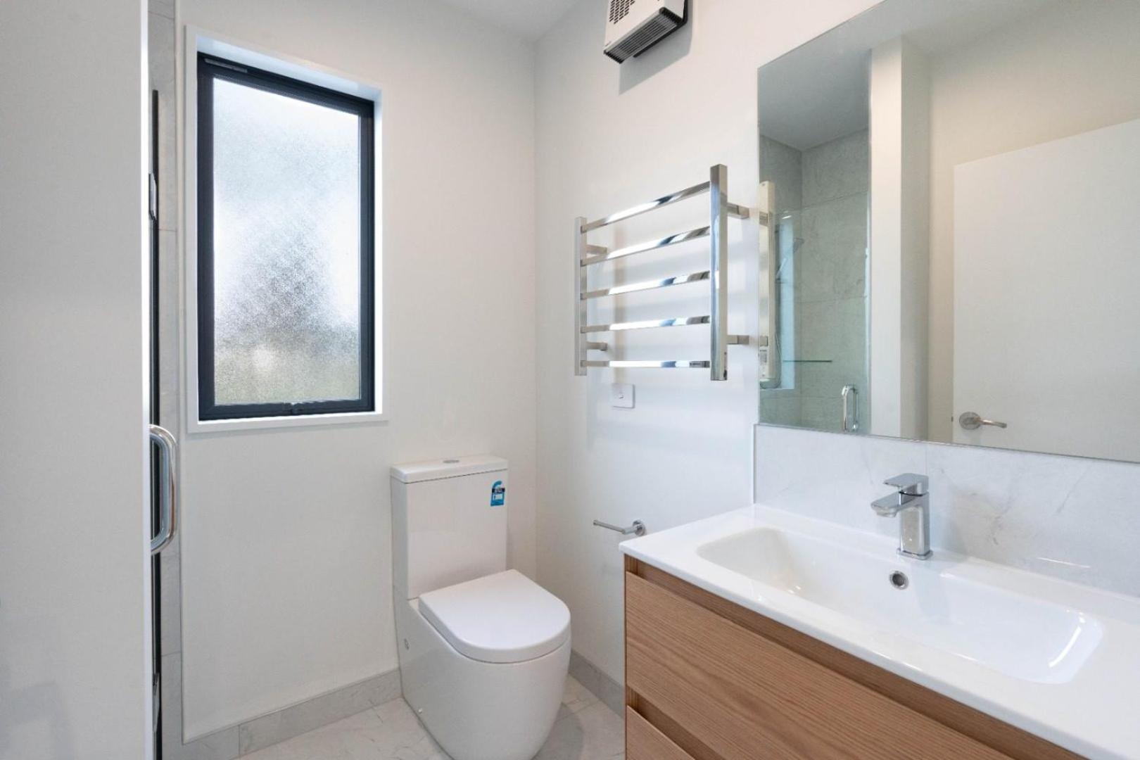 Villa Brand New Close To Cbd 3 Bed 3 Bath With Garage