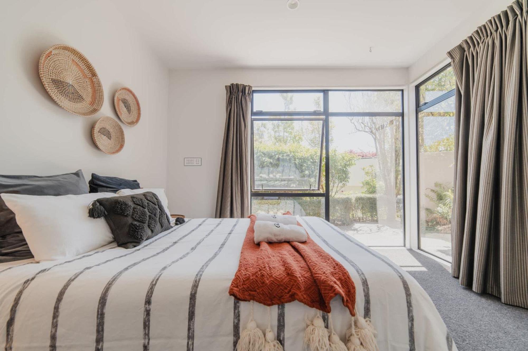 Million Dollar Views - Sleeps 12 Holiday home Christchurch