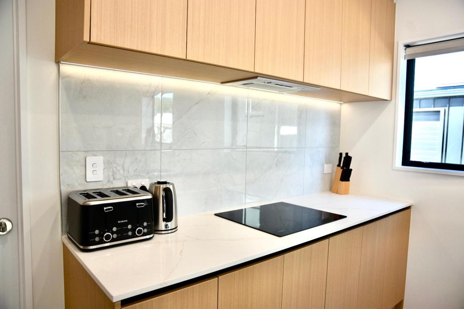 Chch Near Cbd Sleek New Townhouse 3 Beds 3 Bath With Onsite Garage * Christchurch