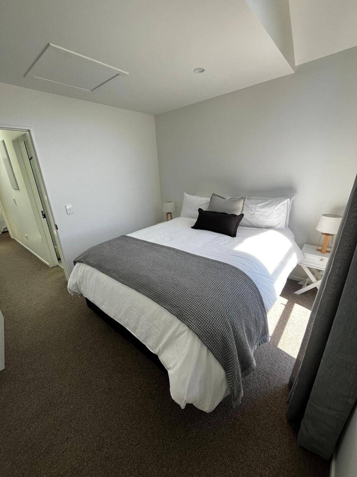 New 2bed2bath Townhouse With Parking By Hagley Park