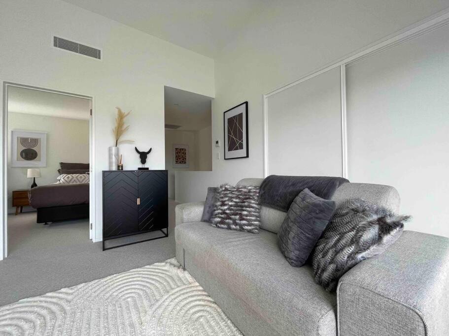 Luxury 3 Bedroom With Double Garage *