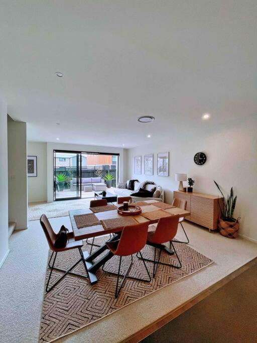 Luxury 3 Bedroom With Double Garage *