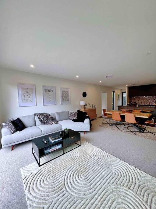 Luxury 3 Bedroom With Double Garage Holiday home Christchurch