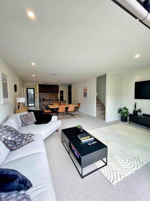 Luxury 3 Bedroom With Double Garage * Christchurch