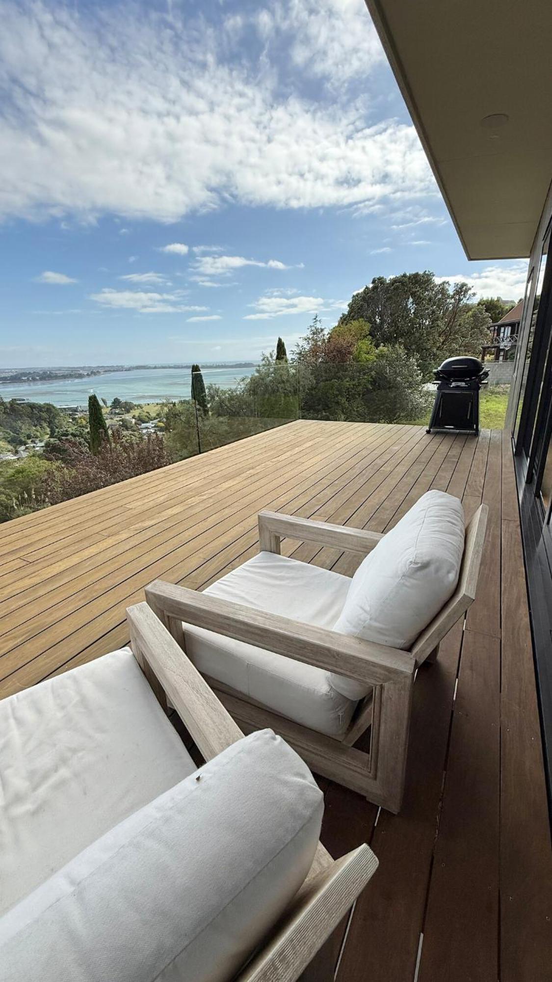 Luxury Retreat With Ocean Views, Sauna & Plunge Holiday home Christchurch