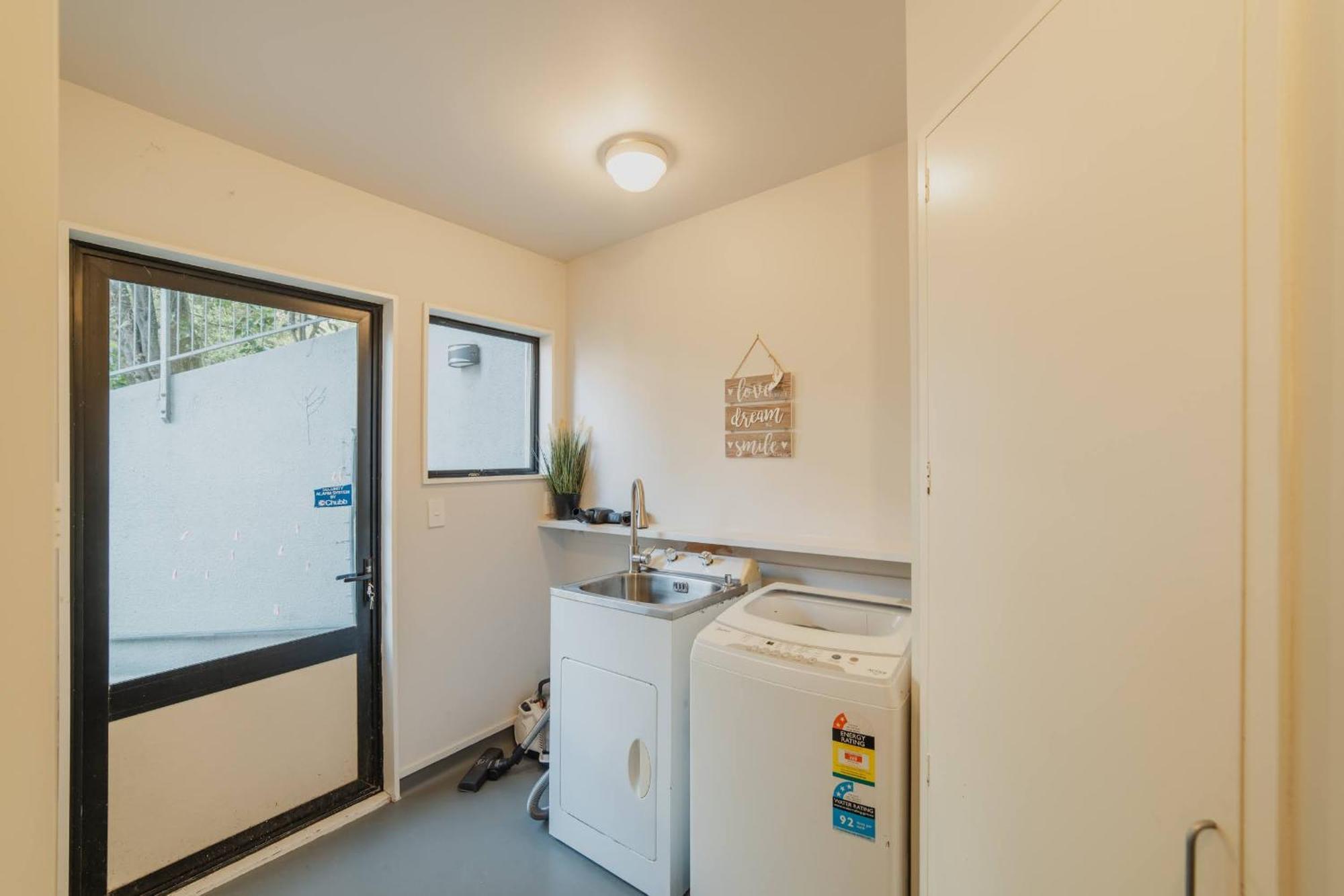 Adventure & Relaxation Cozy 3br With Games & Scenic Views Apartment Christchurch