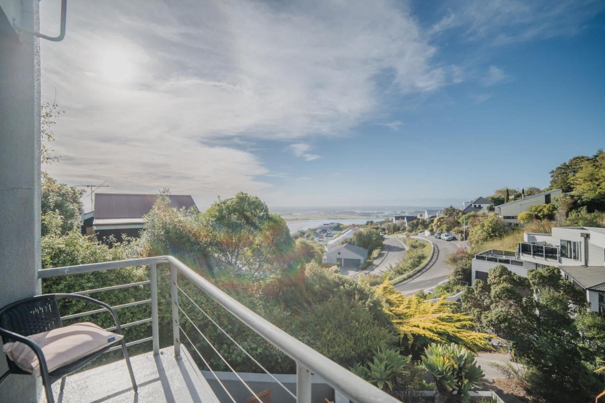 Adventure & Relaxation Cozy 3br With Games & Scenic Views Apartment Christchurch