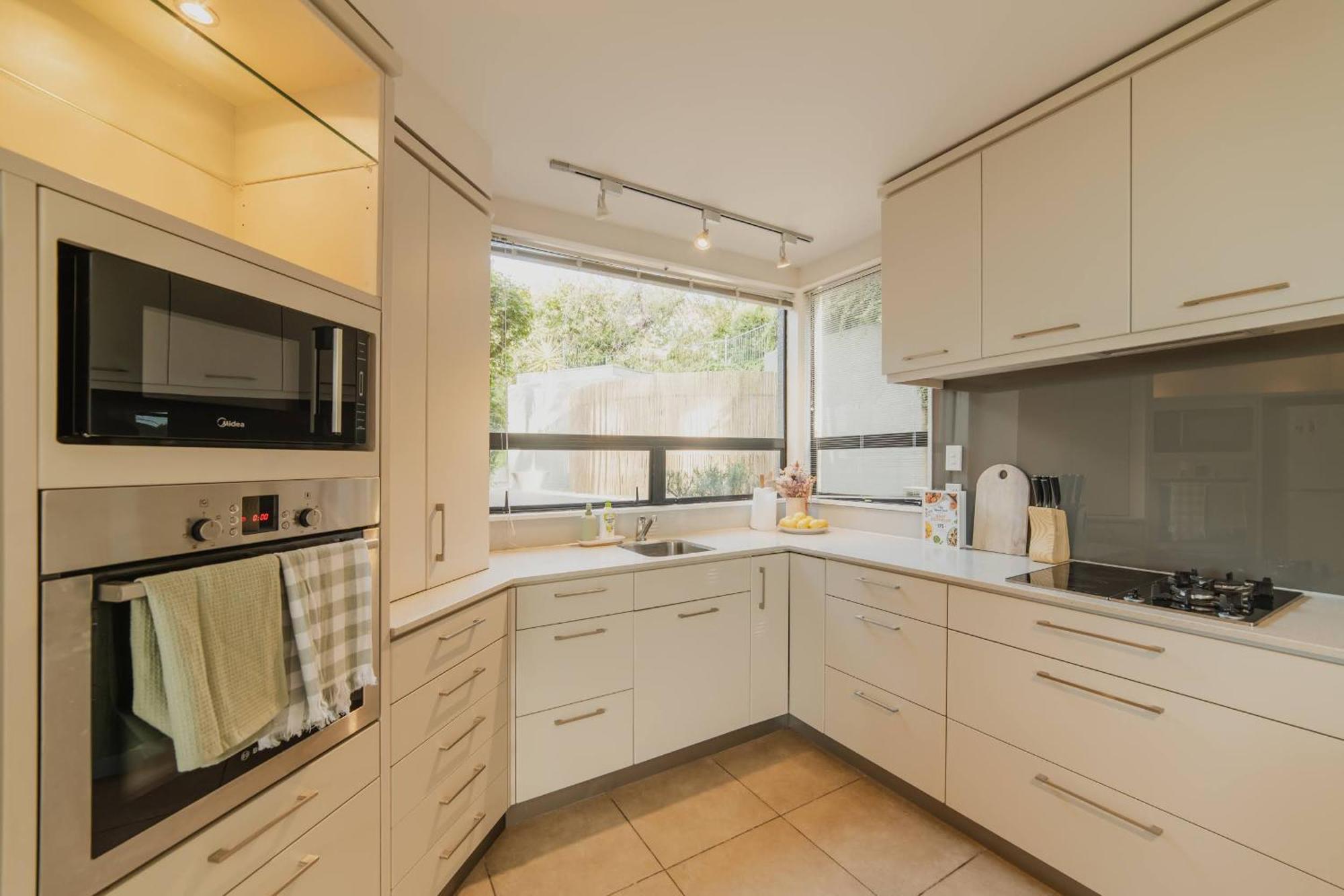 Adventure & Relaxation Cozy 3br With Games & Scenic Views Apartment Christchurch