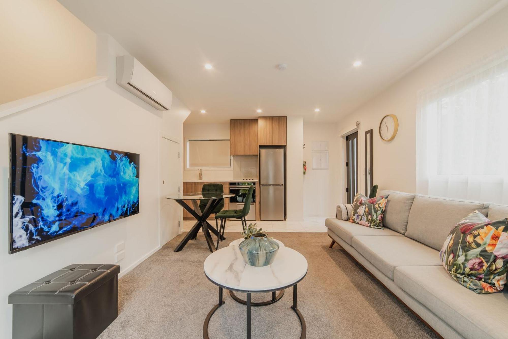 Bright Base - 1bed Kitchen Outdoor Space * Christchurch