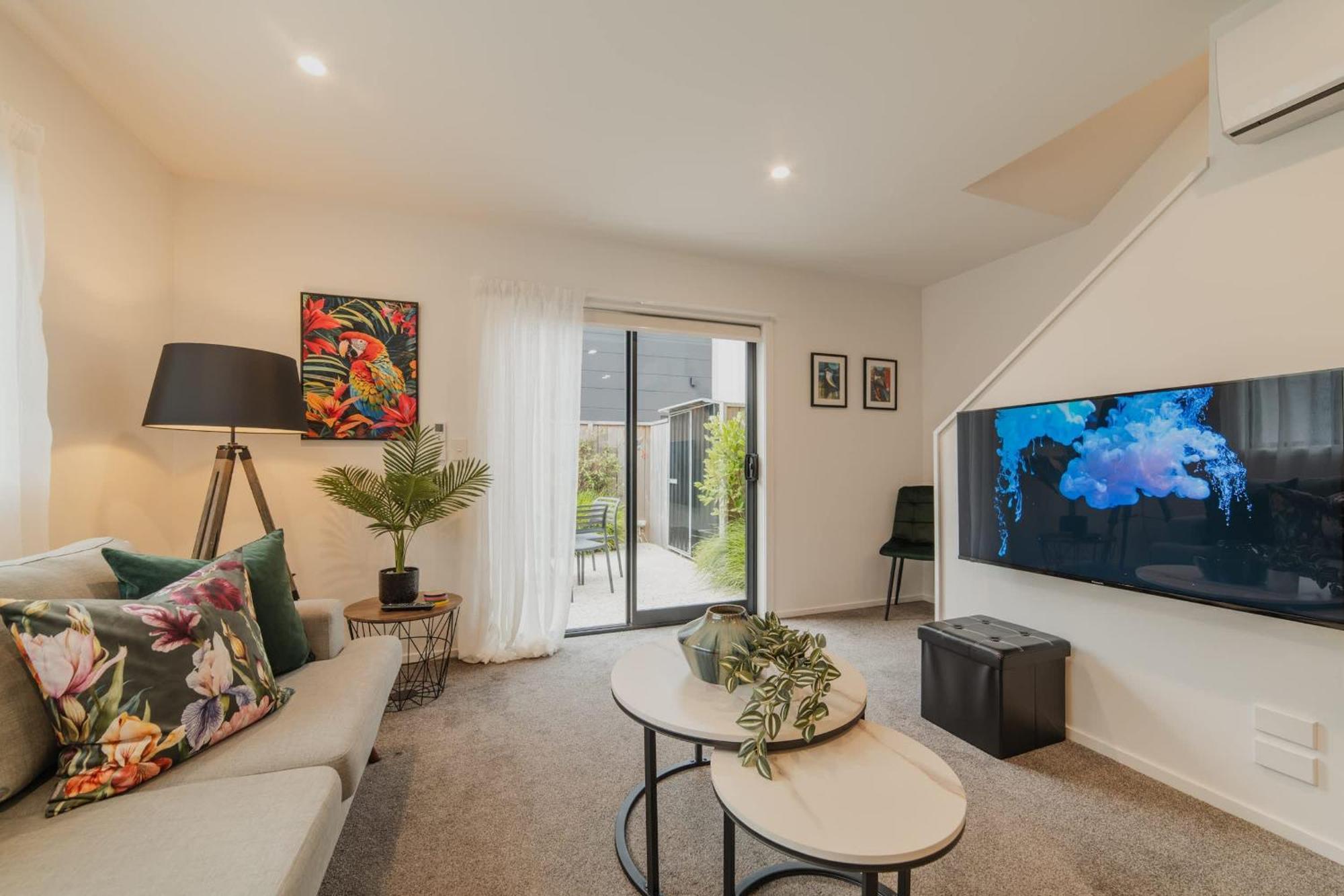 Bright Base - 1bed Kitchen Outdoor Space * Christchurch