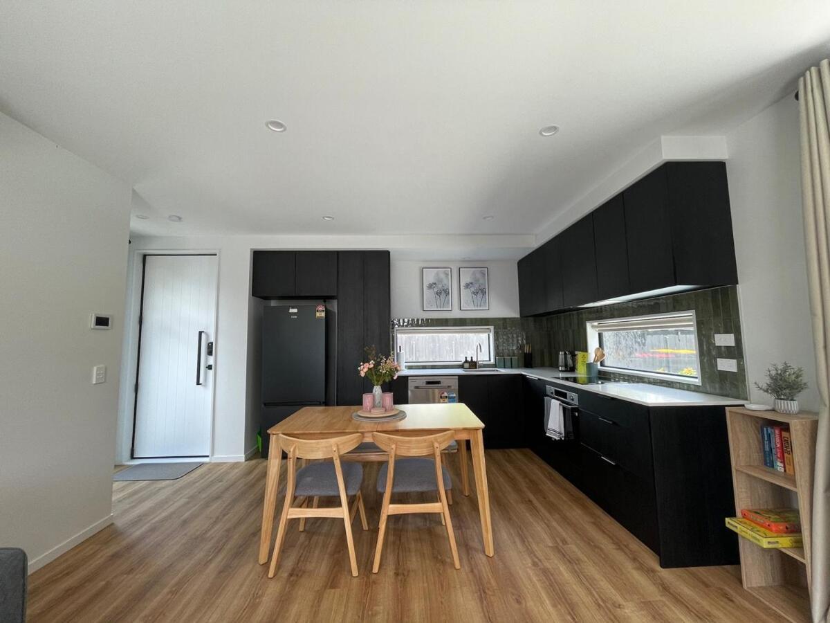Luxury 2bed2bath Standalone With Parking Christchurch