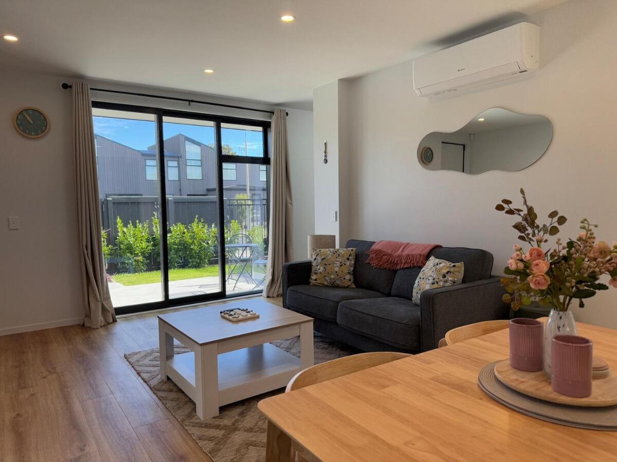 Holiday home Luxury 2bed2bath Standalone With Parking