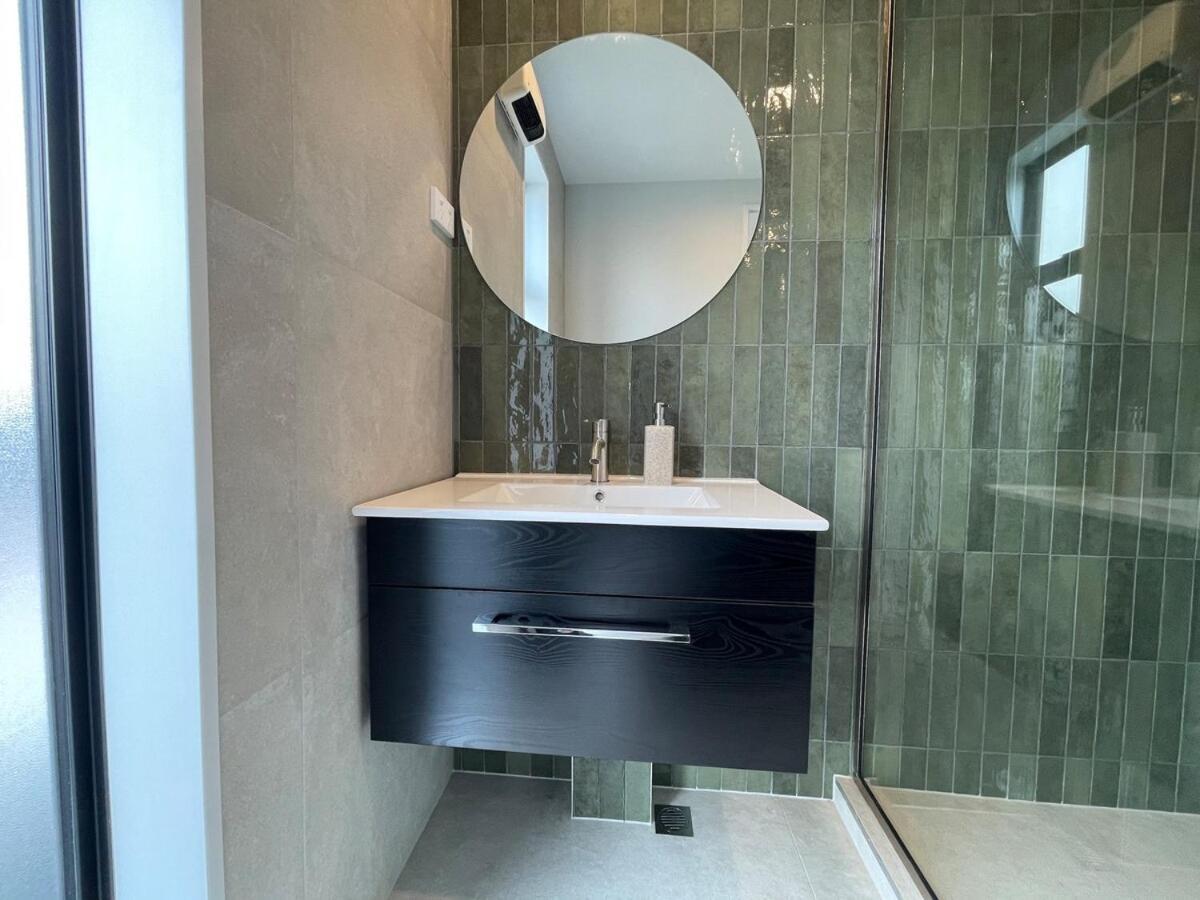 Luxury 2bed2bath Standalone With Parking Holiday home Christchurch
