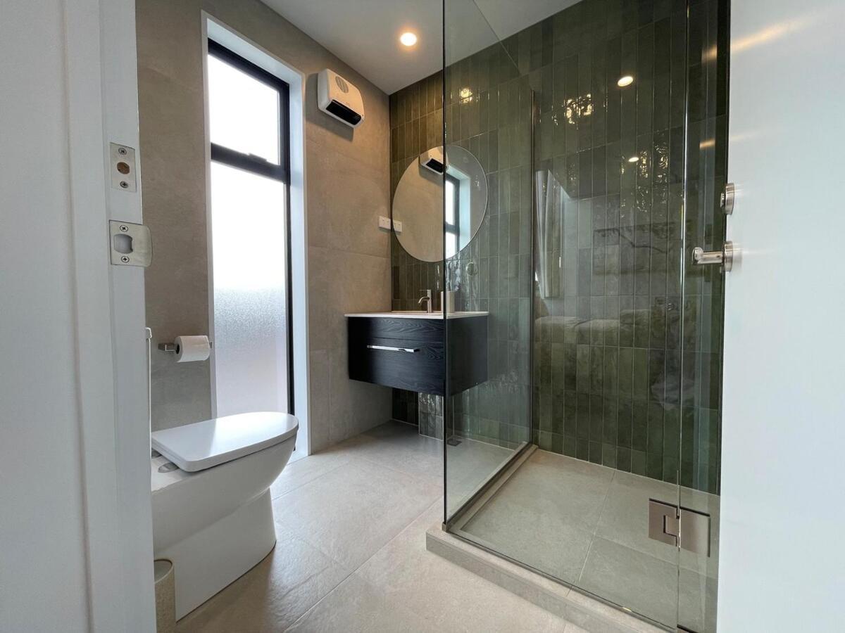 Holiday home Luxury 2bed2bath Standalone With Parking *