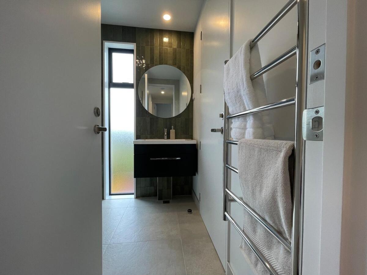 Holiday home Luxury 2bed2bath Standalone With Parking