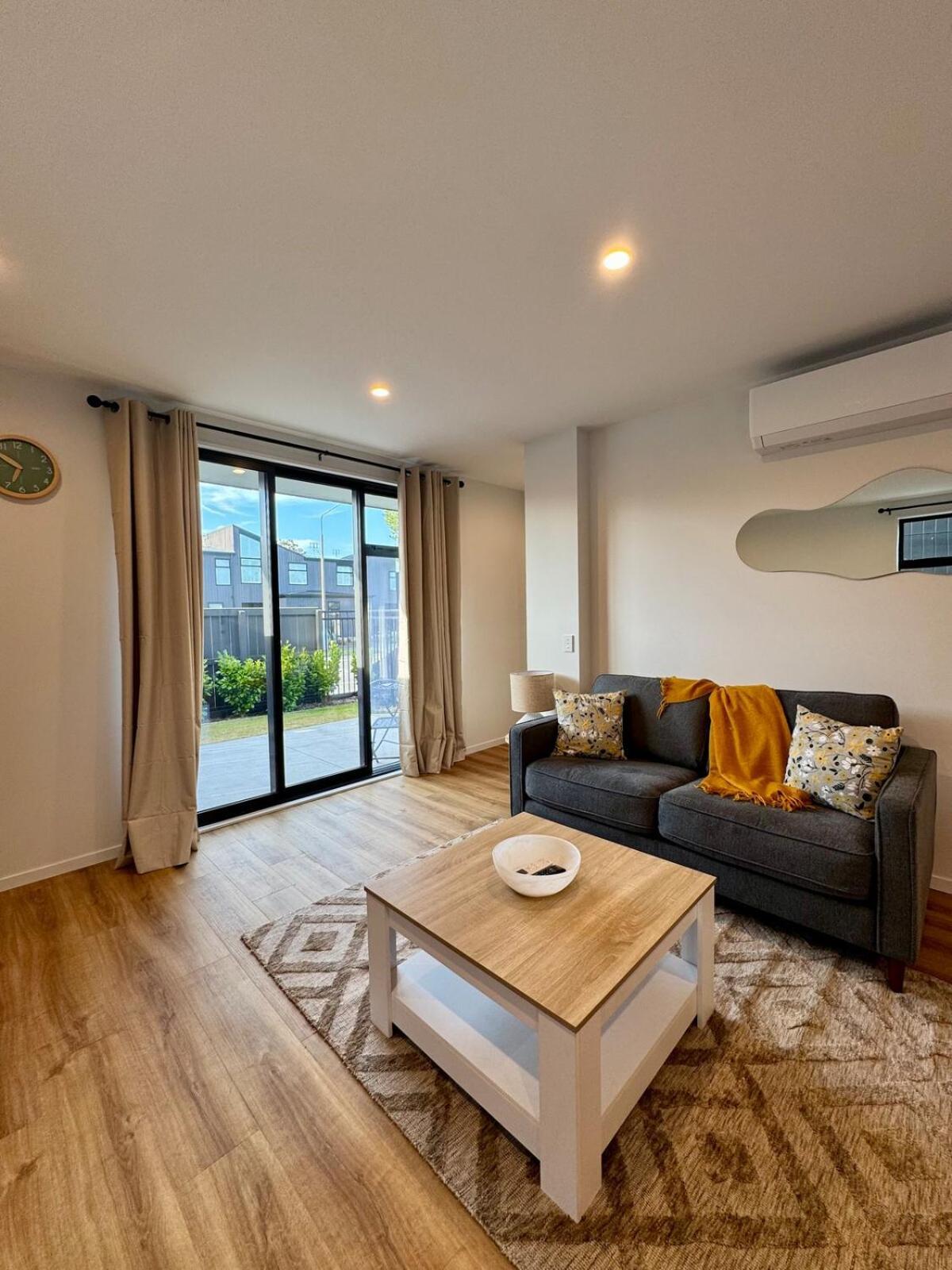 Luxury 2bed2bath Standalone With Parking Holiday home Christchurch