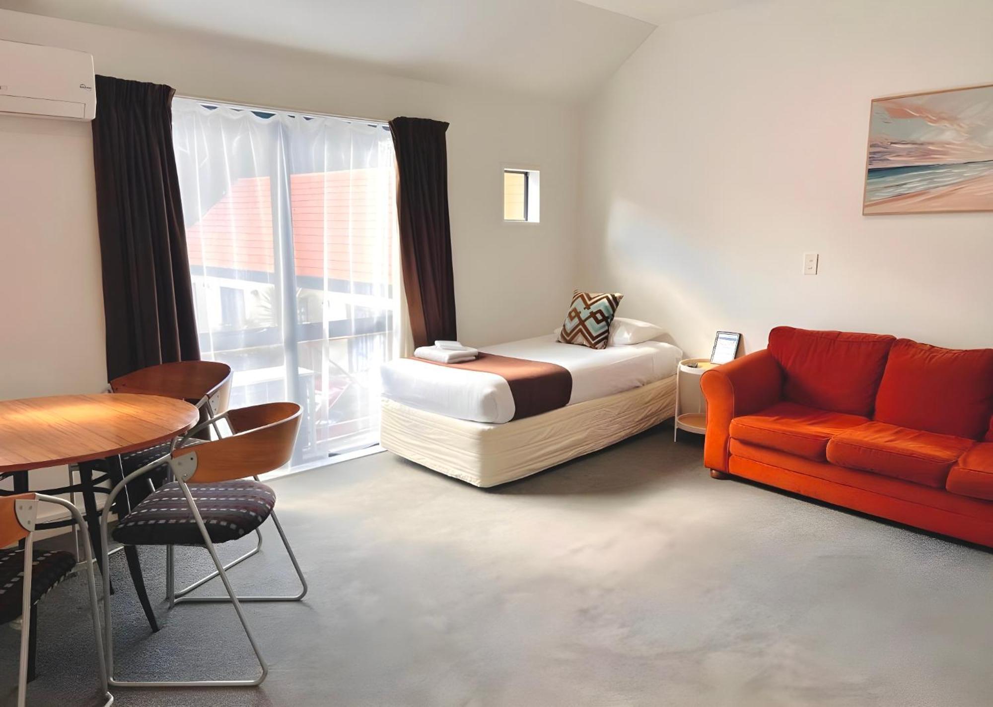 Motel Bush Court
