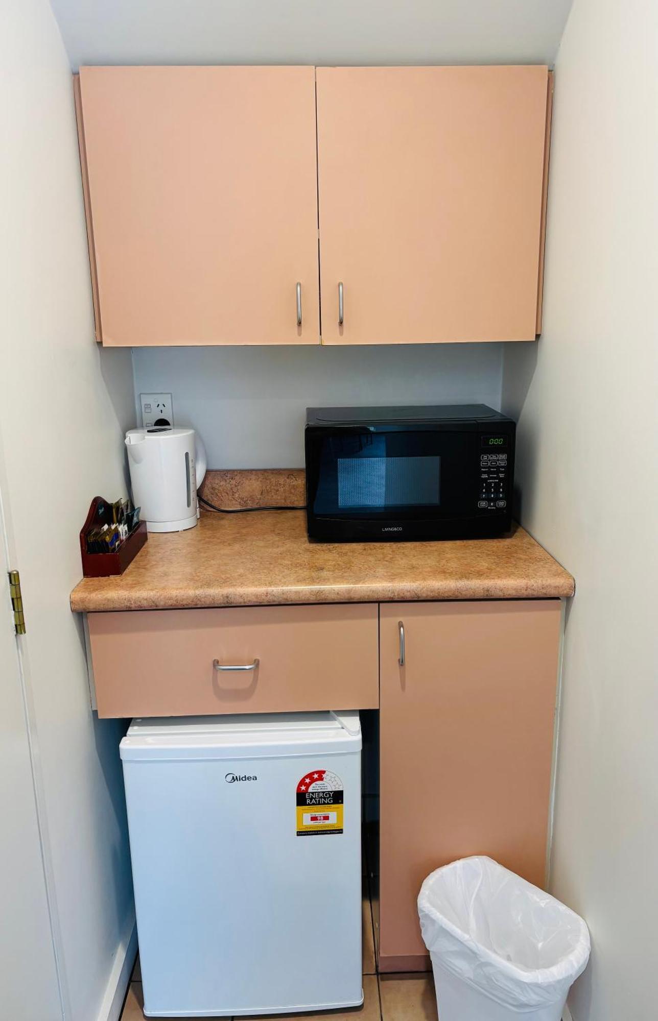 Motel Bush Court 4*