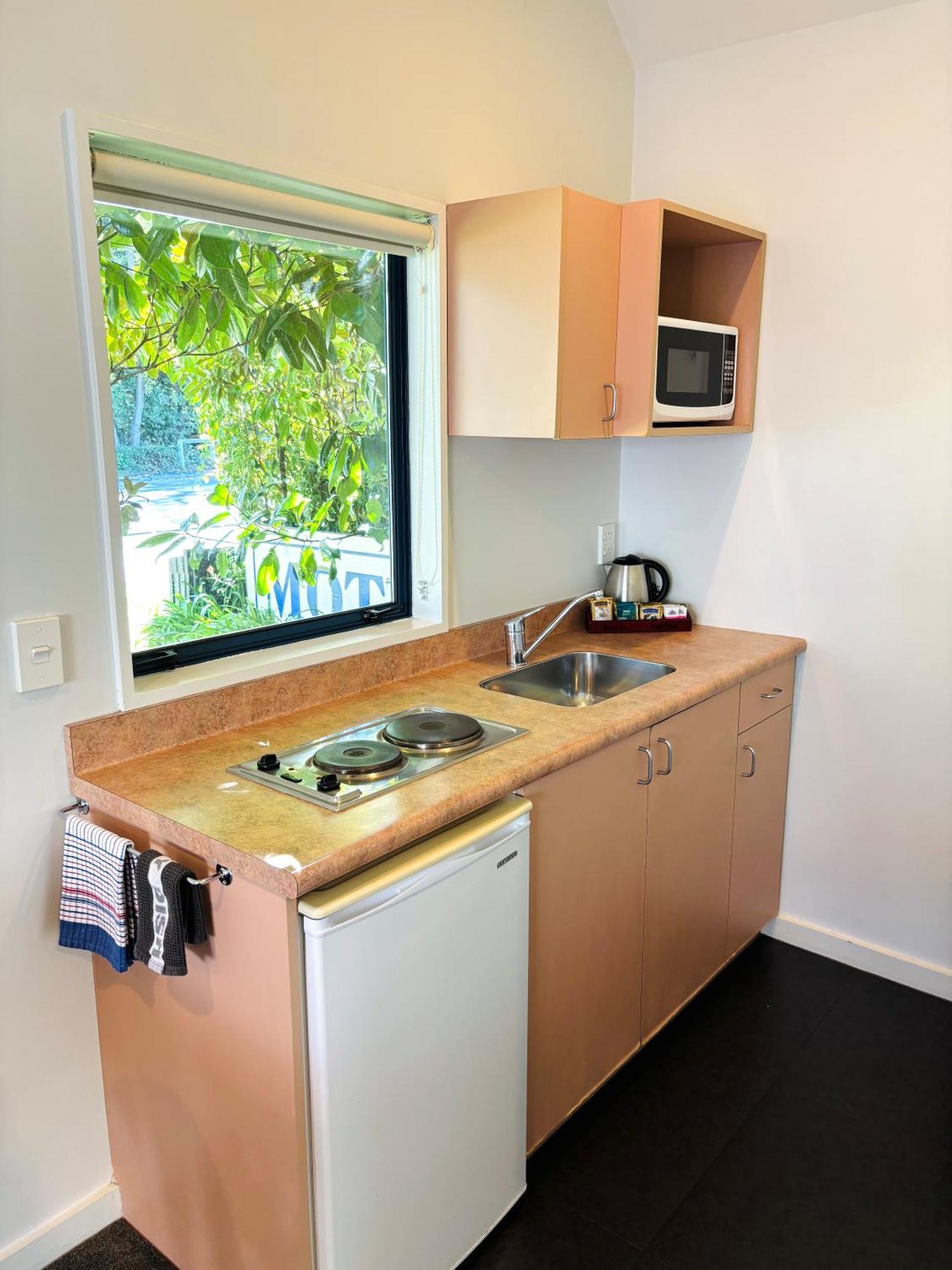 Bush Court Motel 4*
