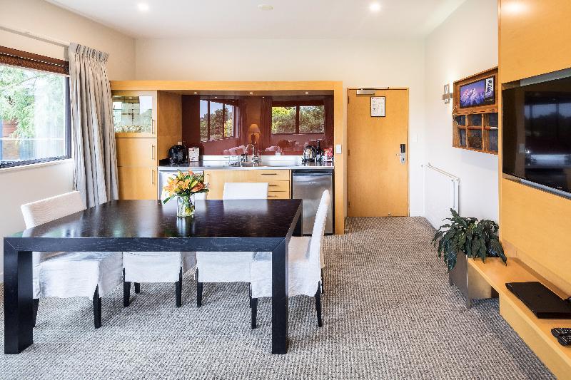Commodore Airport Hotel 4*