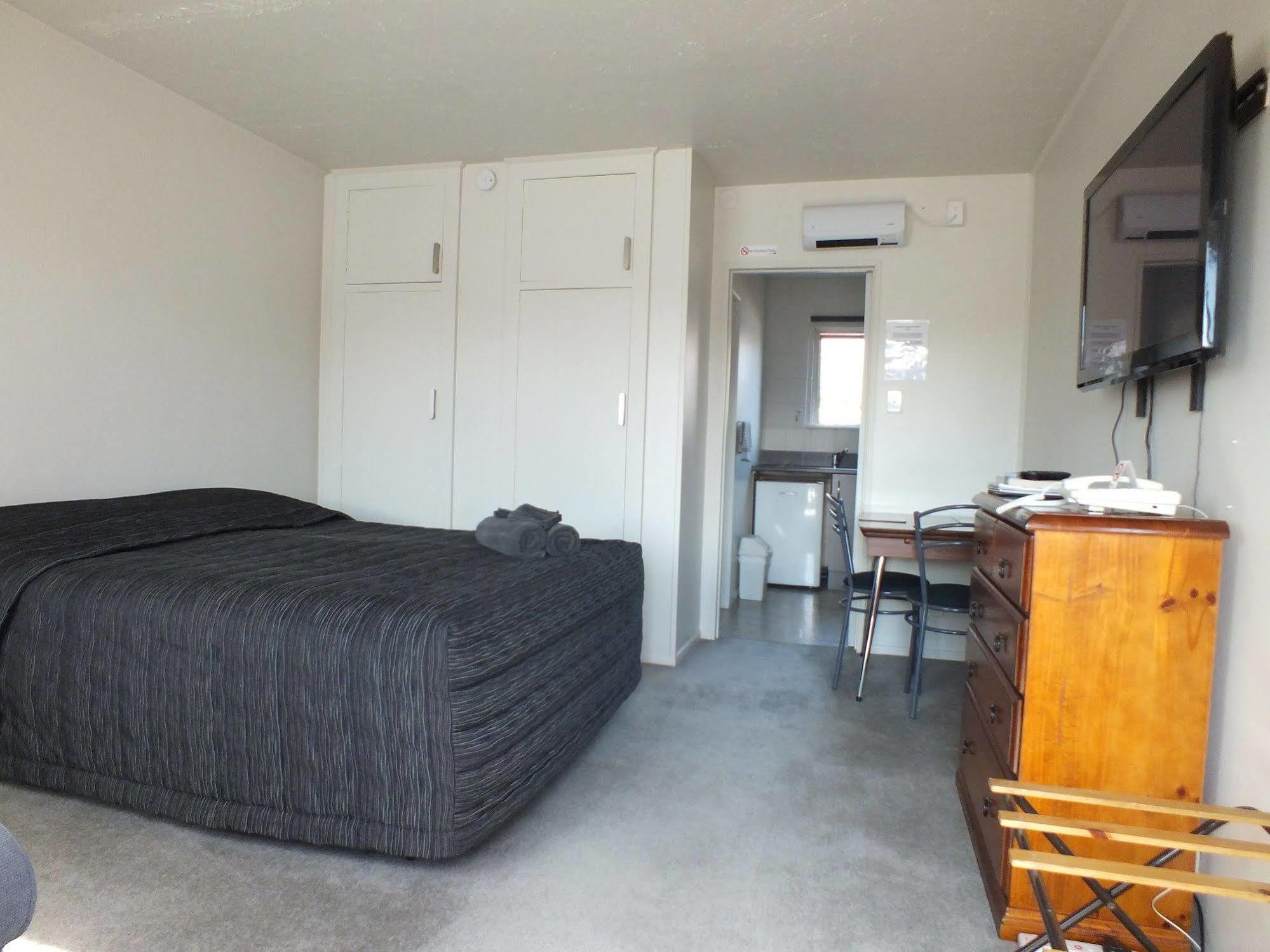 Cranford And Motel 4*