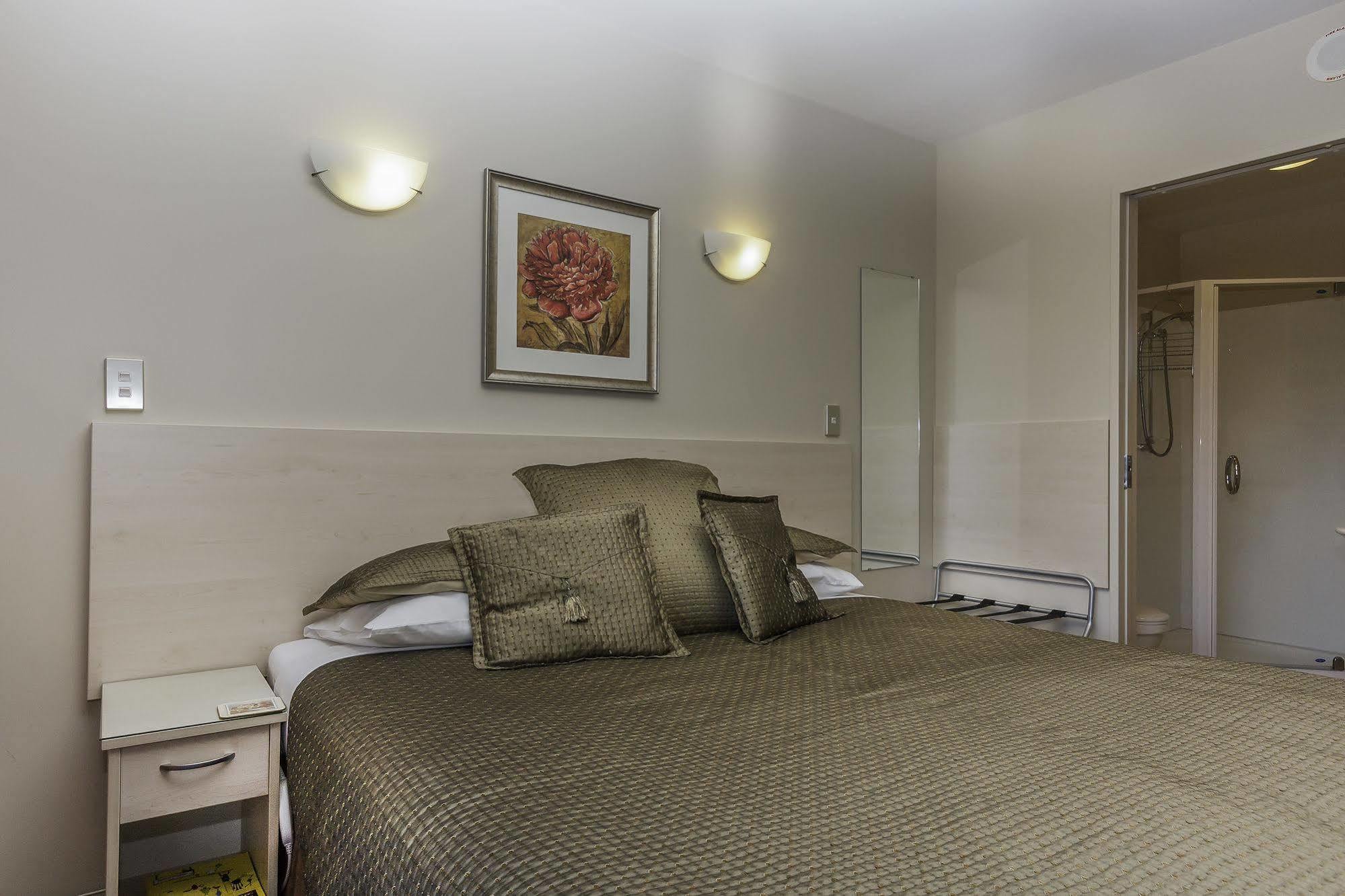 166 Majestic Court Motel