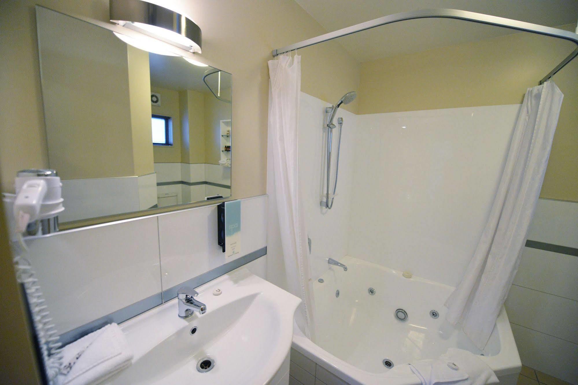 Motel 166 Majestic Court 4*