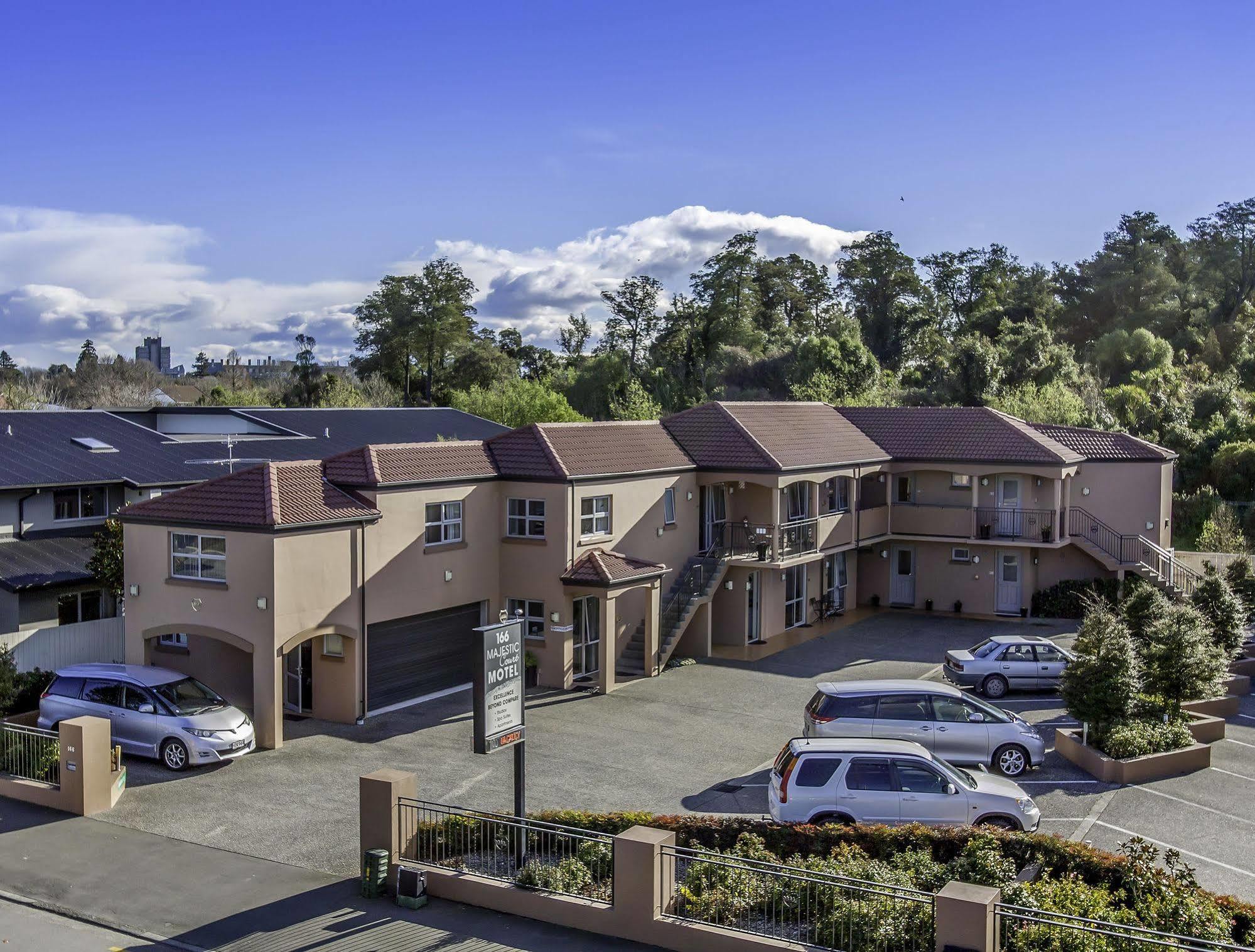 Motel 166 Majestic Court 4*