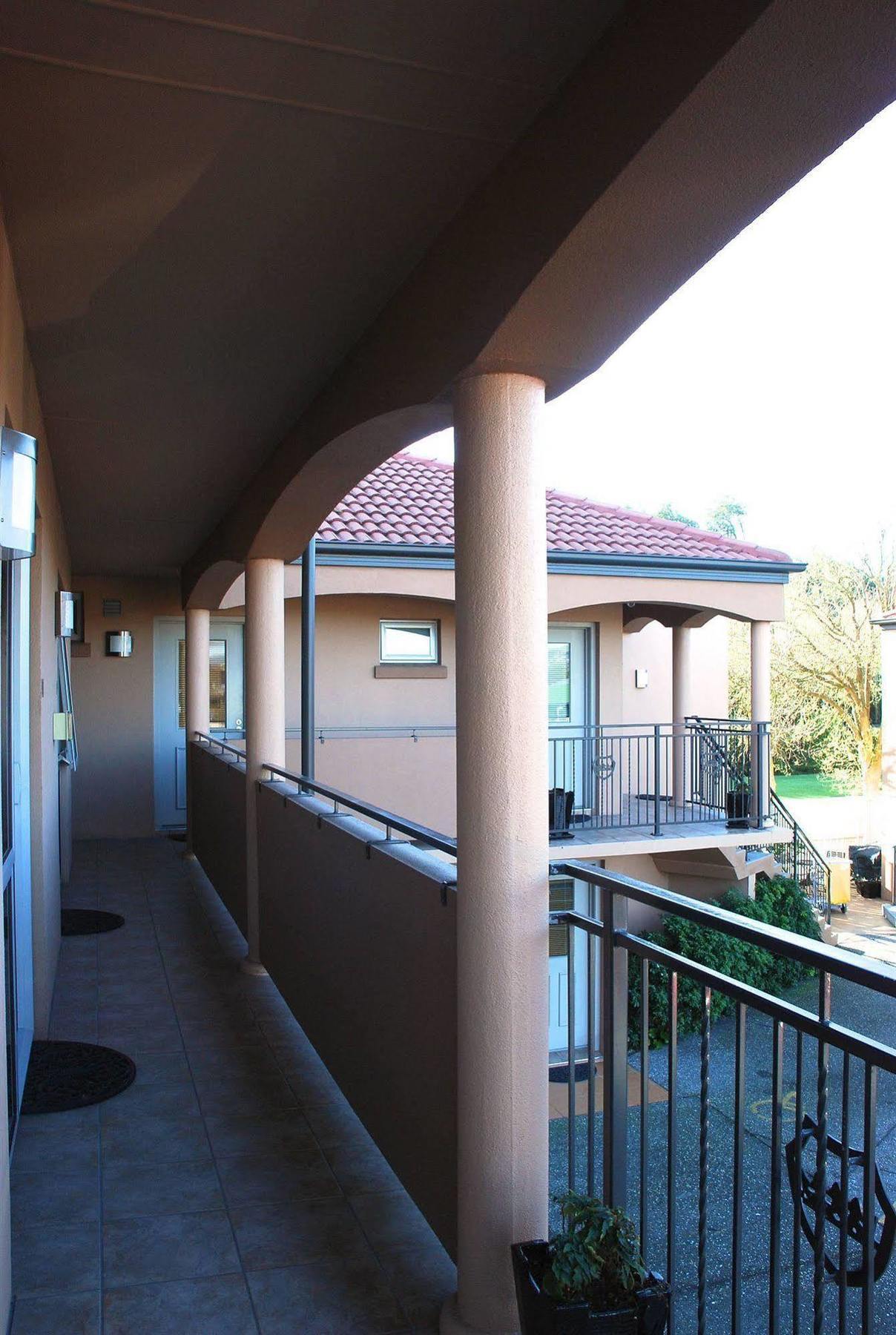 Motel 166 Majestic Court 4*