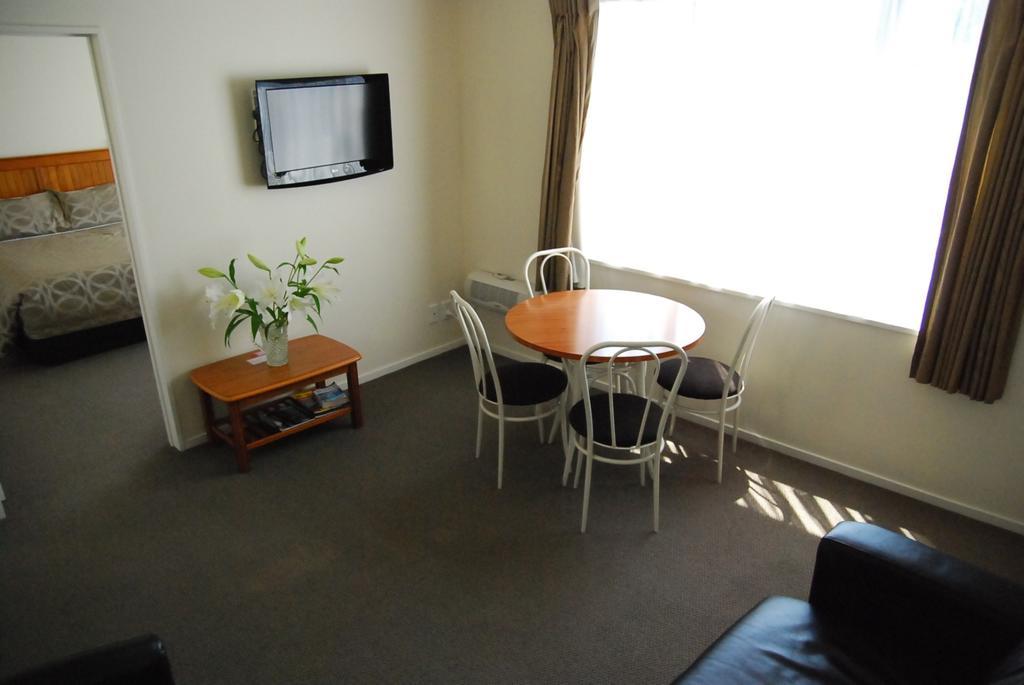Rosewood Court Motel 4*