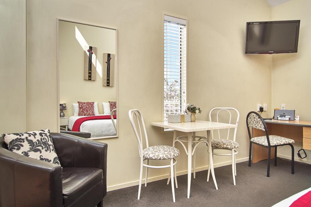 Motel Apollo 4*