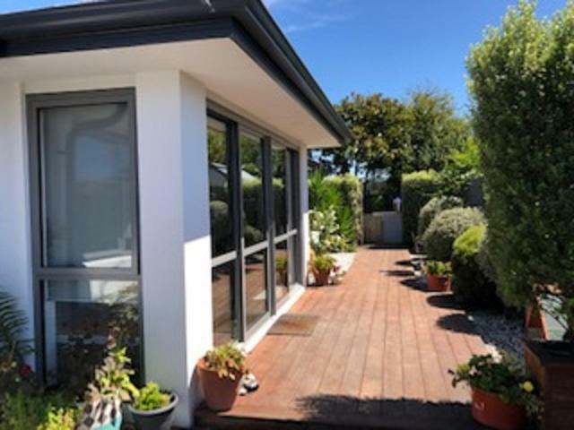 A Little Bit Beachy Modern Guest And Private Toilet * Christchurch