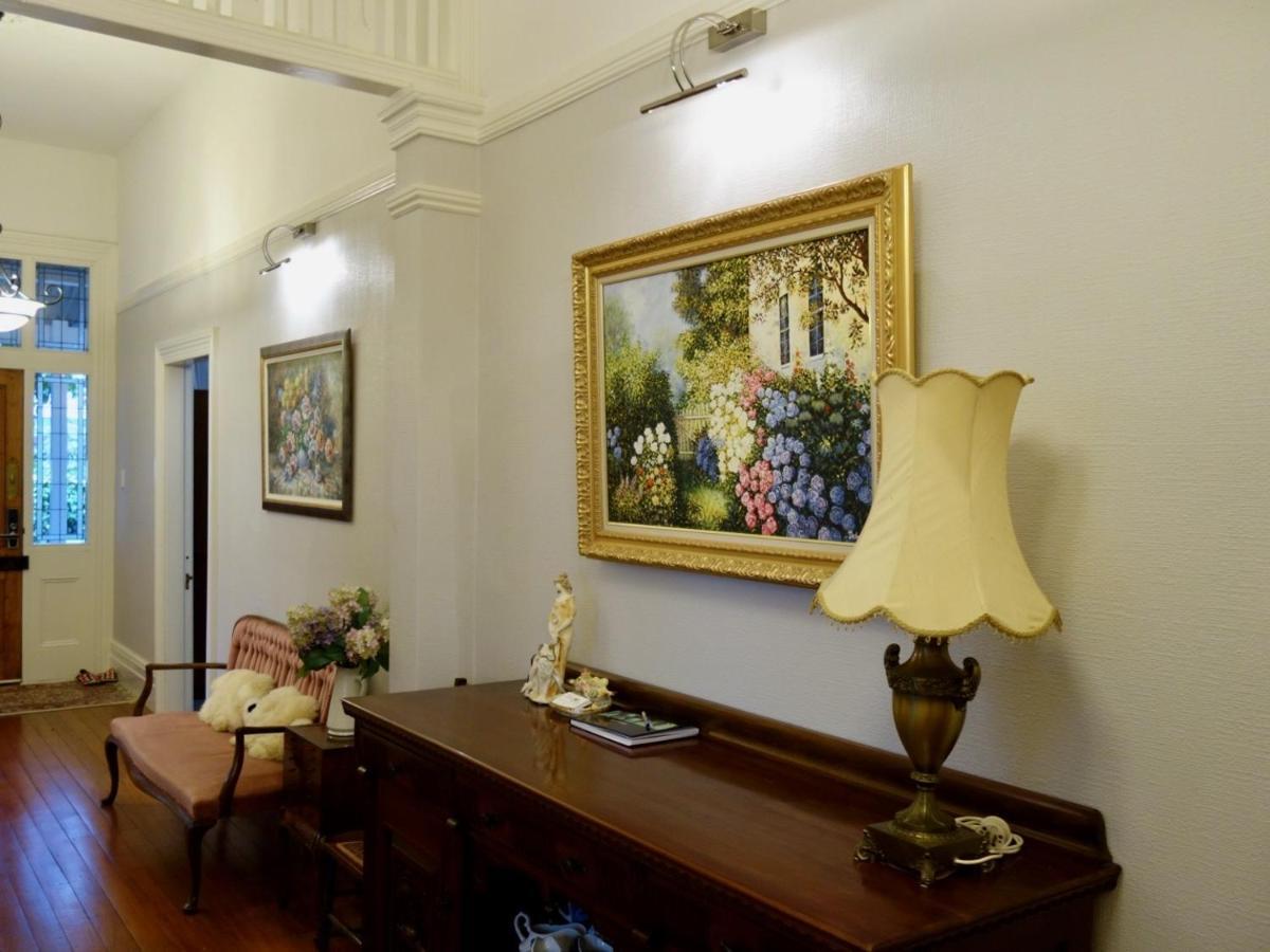 Holly Manor - The Historic Gallery