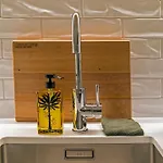 Funk In The City - Luxury Laneway Apartment With Single Garage