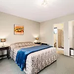 Econo Lodge Canterbury Court Motel